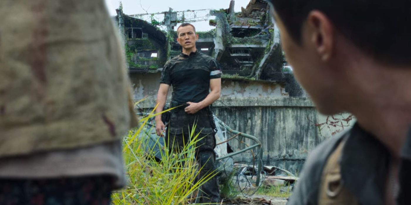 Sergeant Tak speaking to Chan-young outside of the stadium in Sweet Home season 2