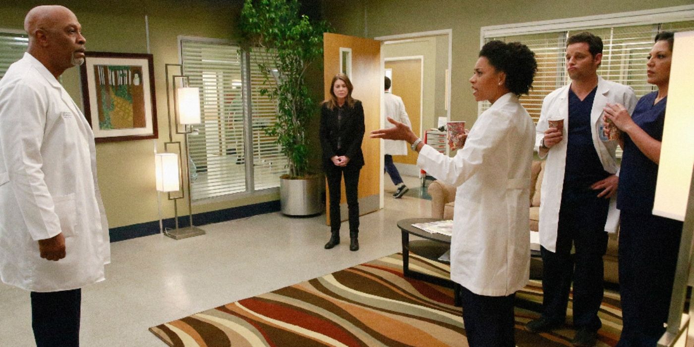 Meredith está en la puerta mientras Webber, Alex, Callie y Maggie hablan en Grey's Anatomy. 