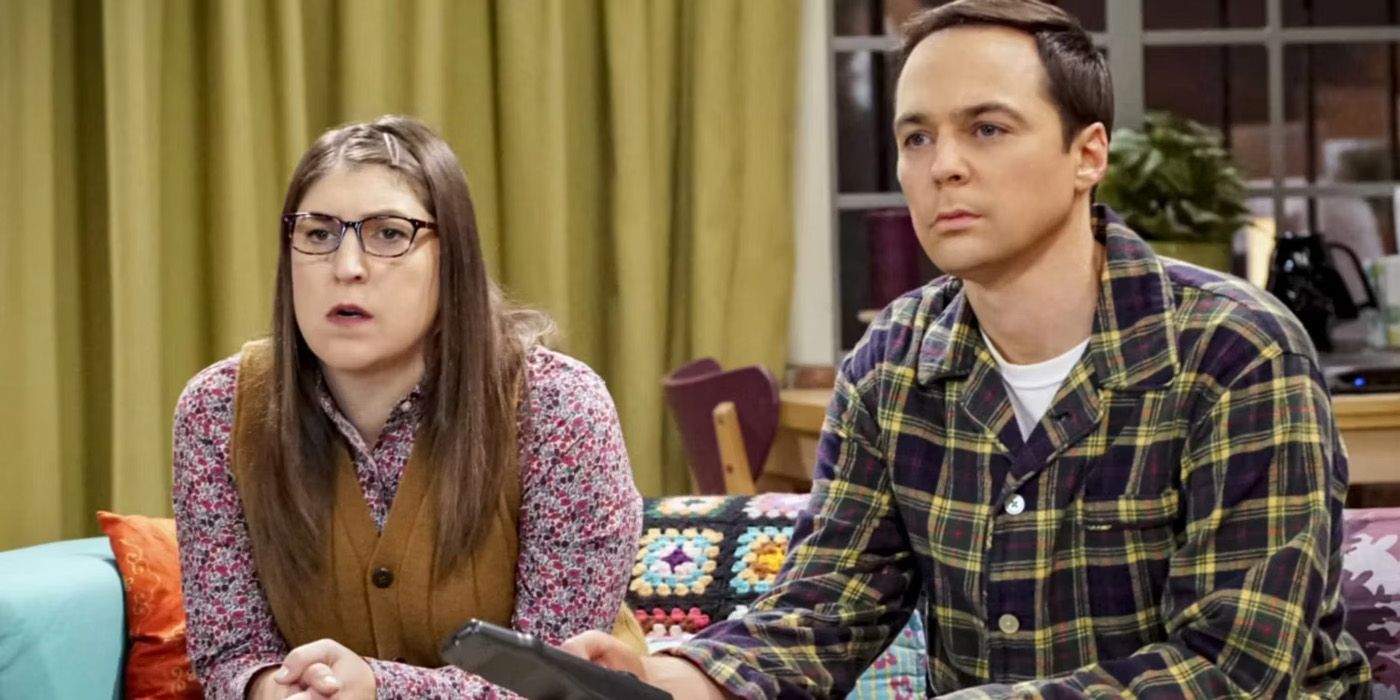 Sheldon and Amy watchin TV in Big Bang Theory.
