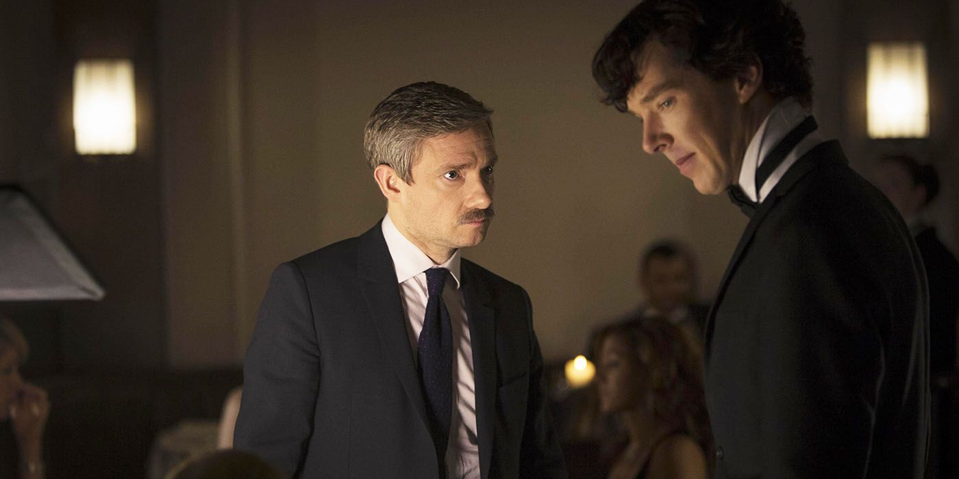 John Watson (Martin Freeman) parecendo sério ao lado de um triste Sherlock (Benedict Cumberbatch) no episódio da 3ª temporada de Sherlock, The Empty Hearse