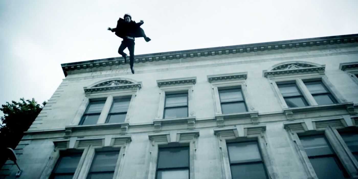 Sherlock (Benedict Cumberbatch) caindo para a morte no Hospital St Bart's no episódio da 2ª temporada de Sherlock, The Reichenbach Fall