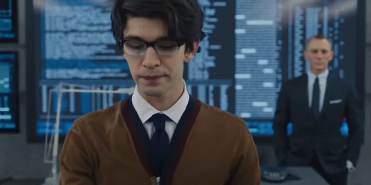 Ben Whishaw como Q e Daniel Craig como James Bond na cena de hacking de Skyfall