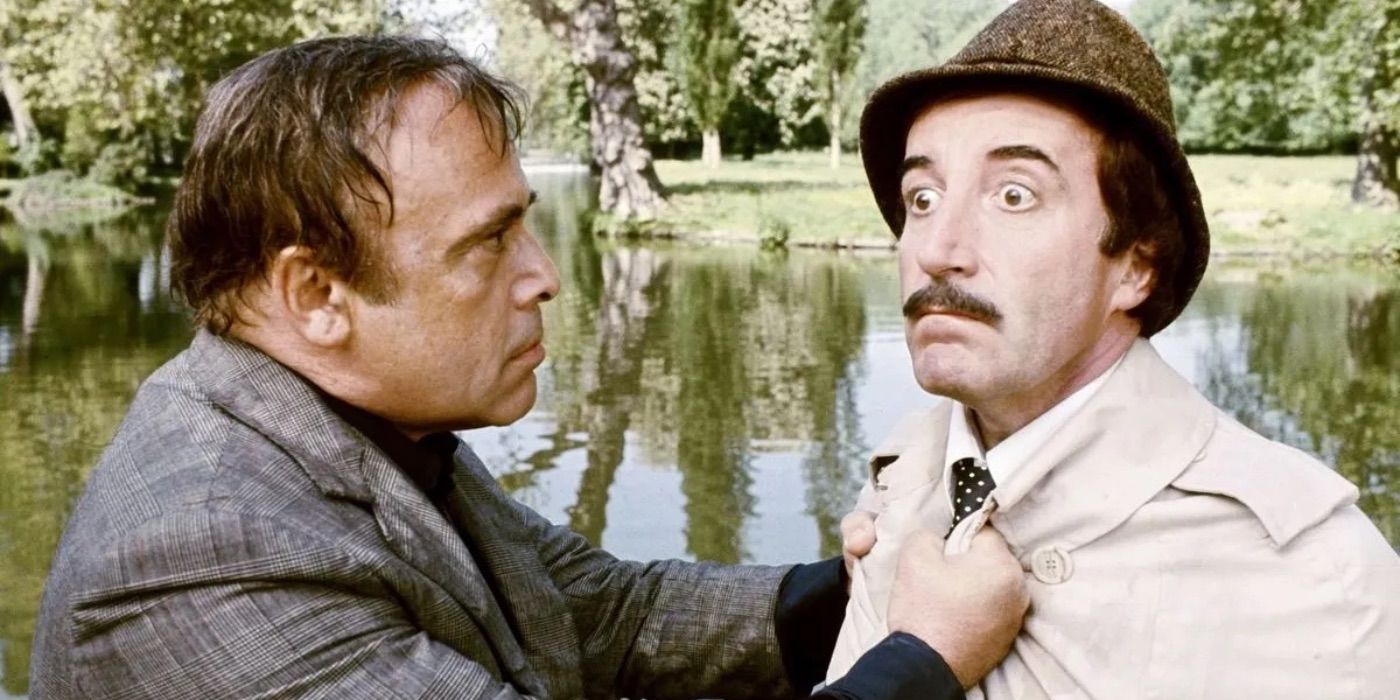 Dreyfus agarra a Clouseau por las solapas en La pantera rosa ataca de nuevo.
