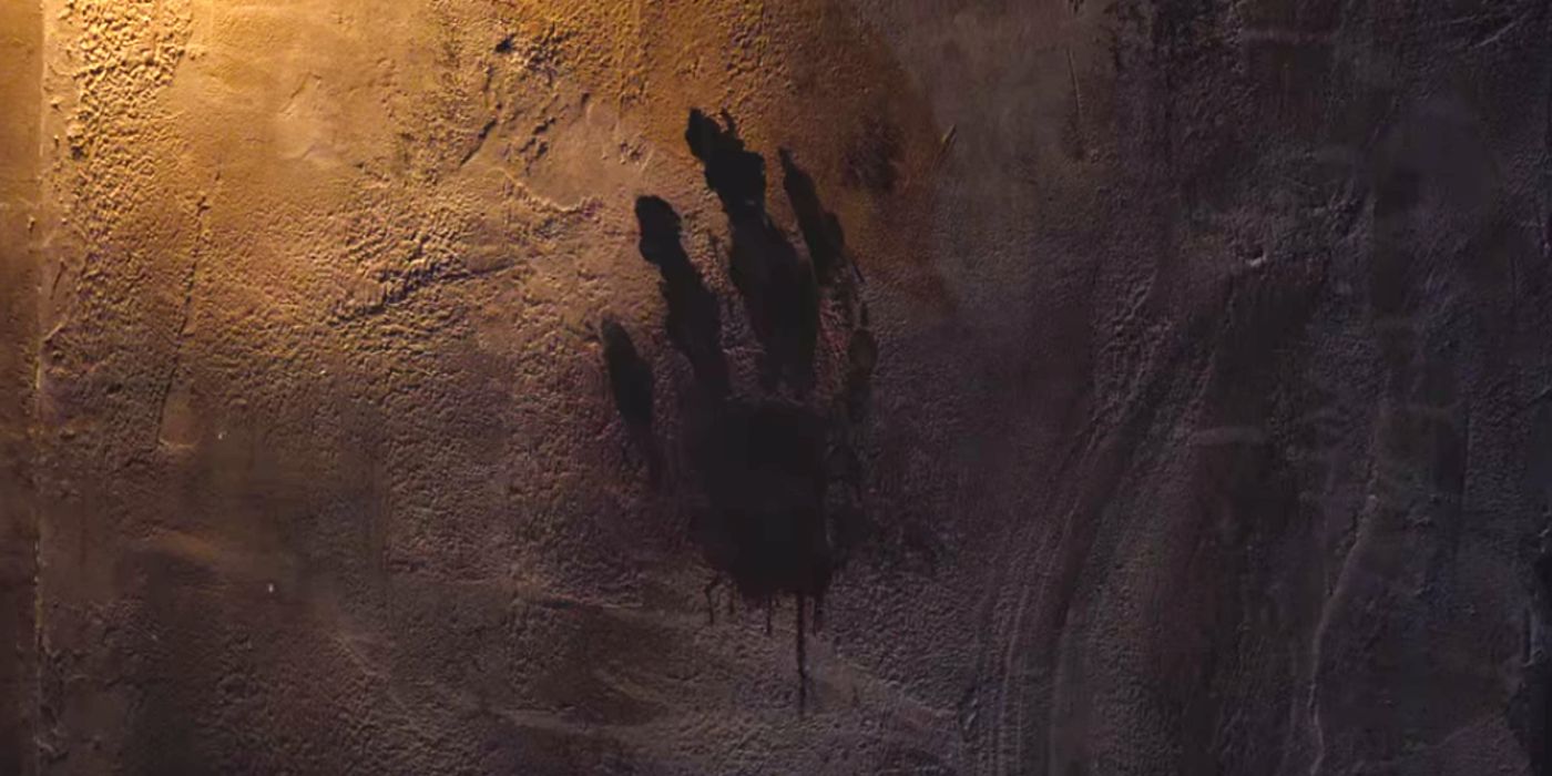 Tae-sang’s hand leaving a mark of blood on the wall in Gyeongseong Creature episode 7