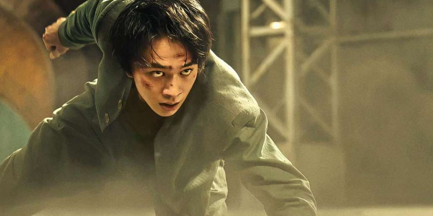 Takumi Kitamura nel ruolo di Yusuke Urameshi durante un combattimento nella serie Yu Yu Hakusho di Netflix