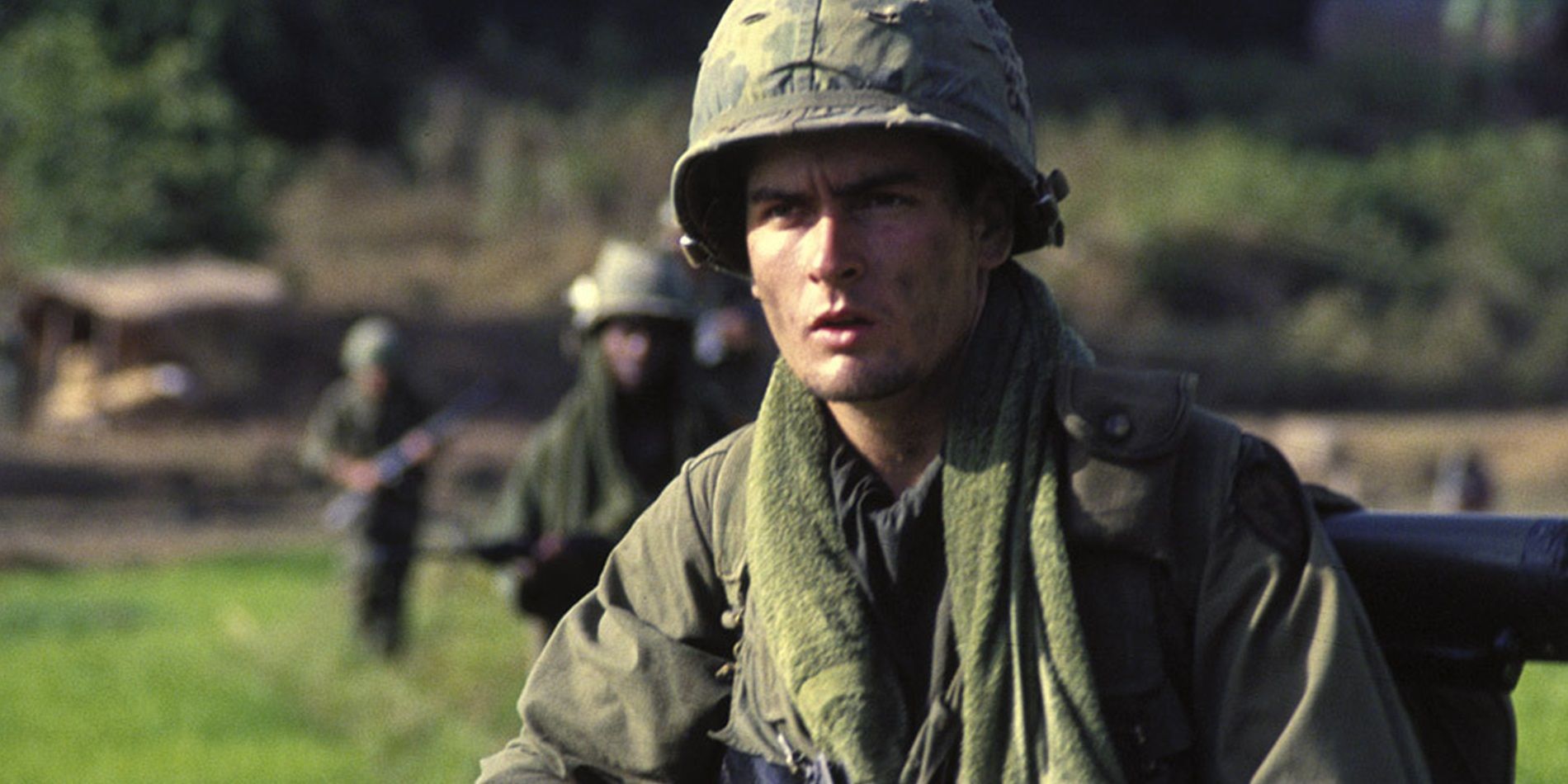 Chris Taylor (Charlie Sheen) no campo de batalha em Pelotão