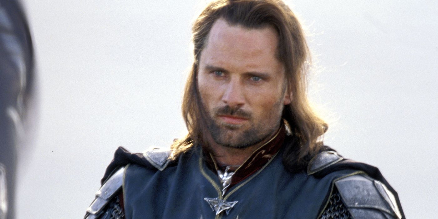 Enquanto está sentado em seu cavalo, Aragorn encara um de seus subordinados ao ouvir notícias angustiantes em O Senhor dos Anéis: O Retorno do Rei