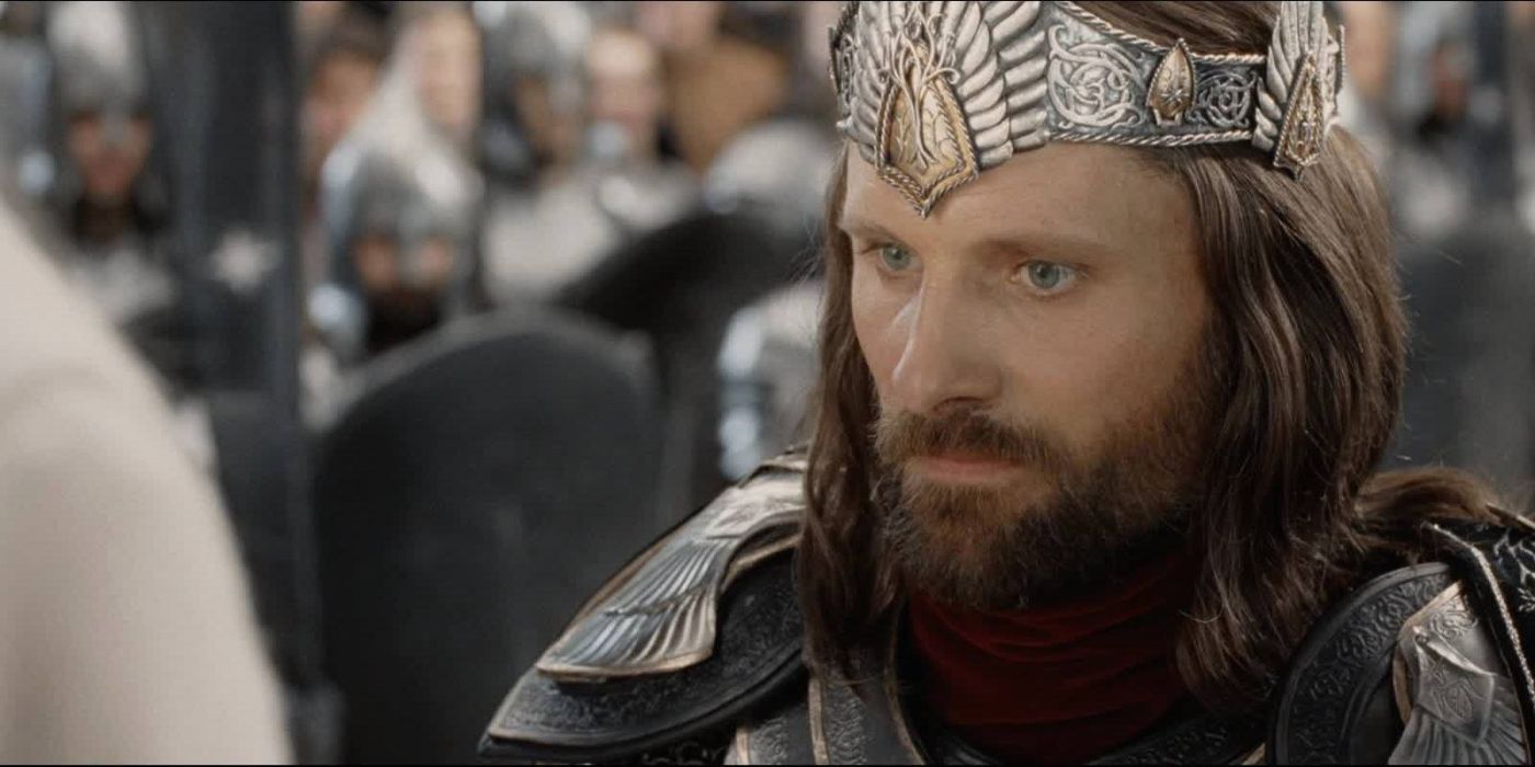 Aragorn parece preocupado ao ouvir más notícias enquanto seus soldados aguardam ansiosamente a próxima ordem ao fundo em O Senhor dos Anéis: O Retorno do Rei.