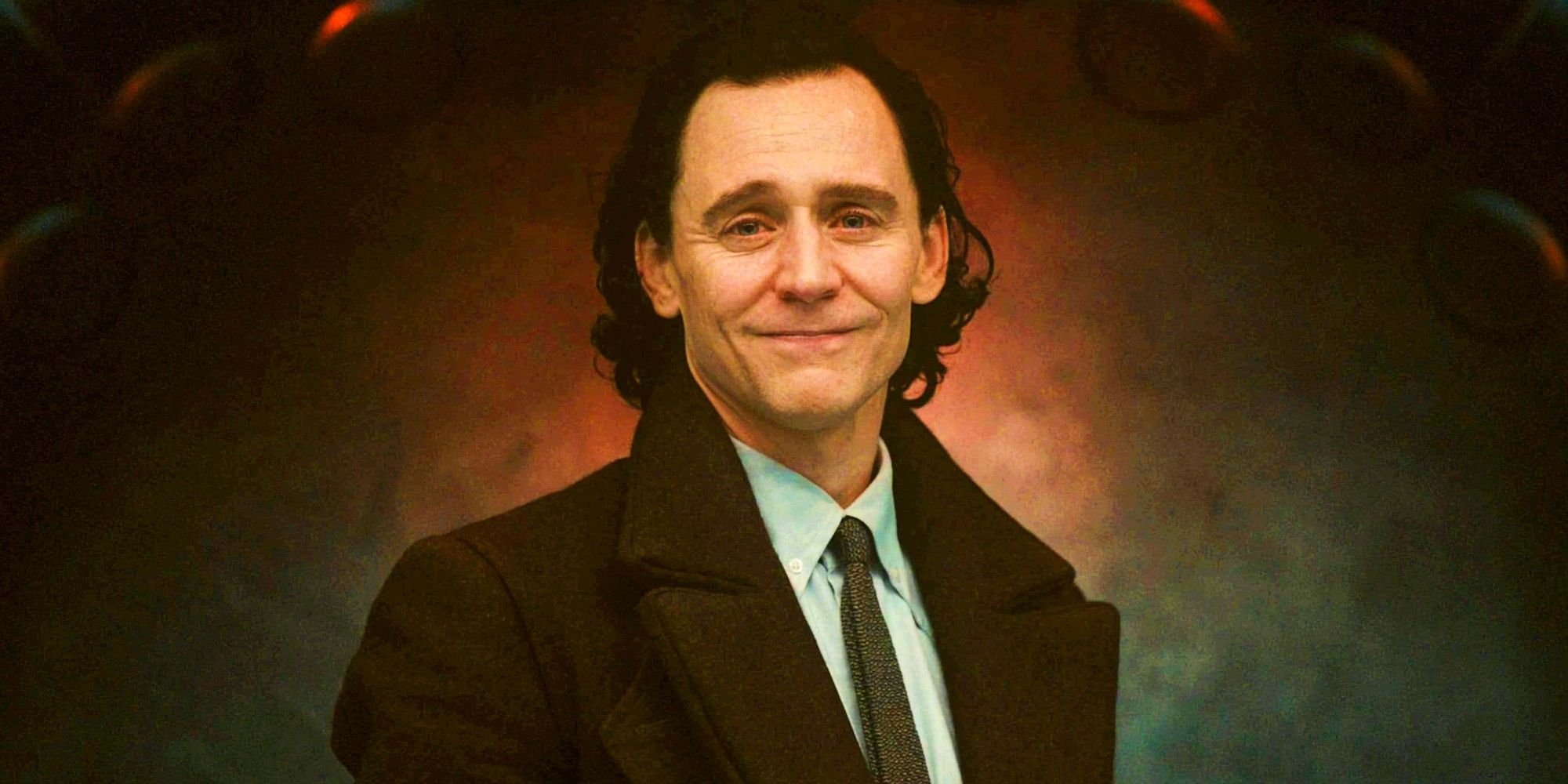Tom Hiddleston como Loki dizendo seu último adeus a Mobius e Sylvie no final da 2ª temporada de Loki