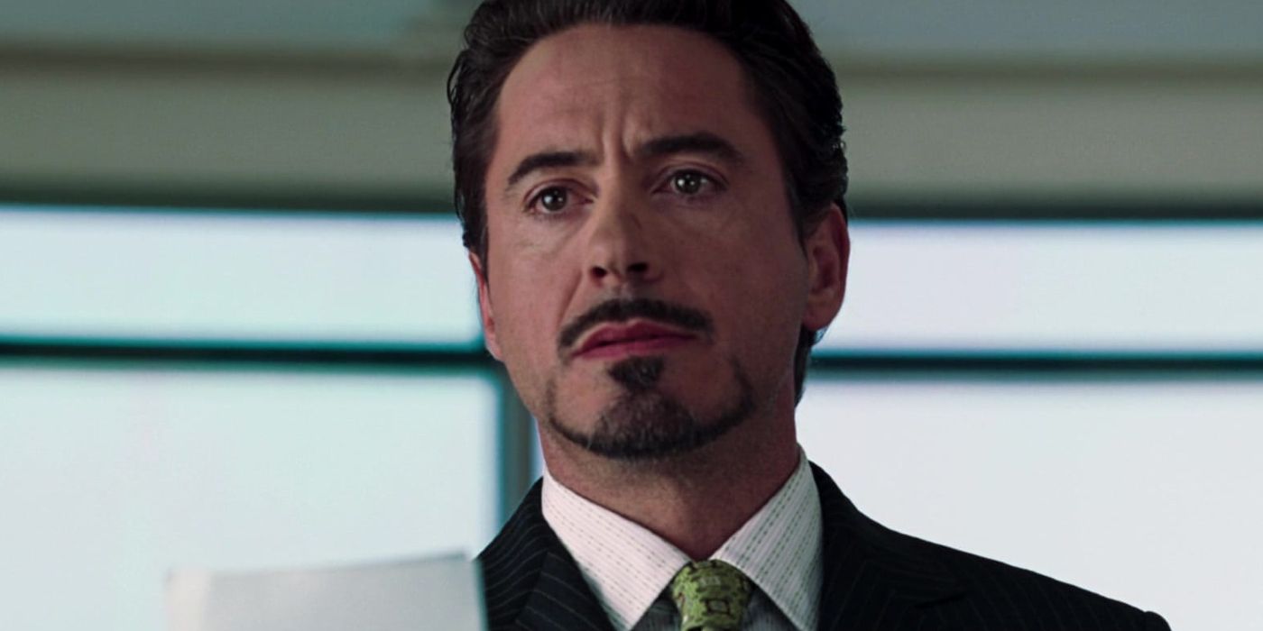 como Tony Stark anunciando que ele é o Homem de Ferro em Homem de Ferro (2008)