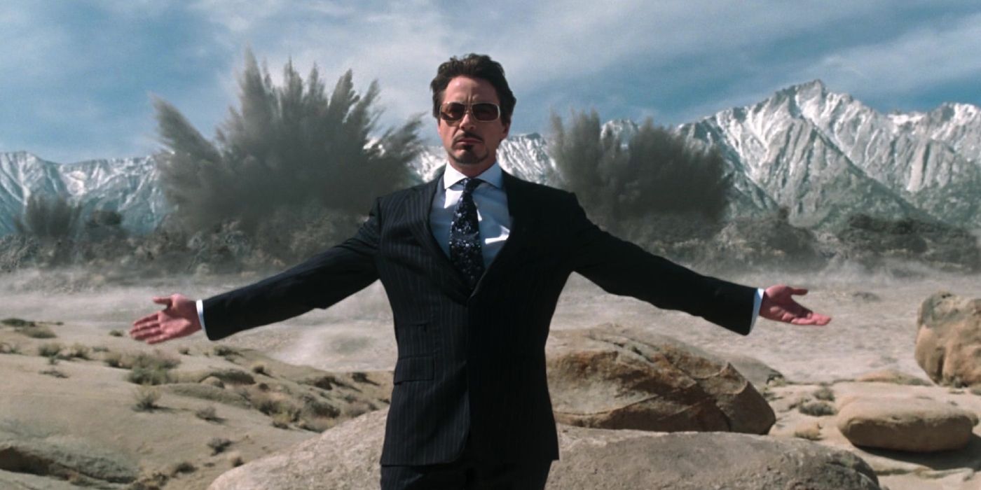 como Tony Stark durante demonstração de armas em Homem de Ferro (2008)