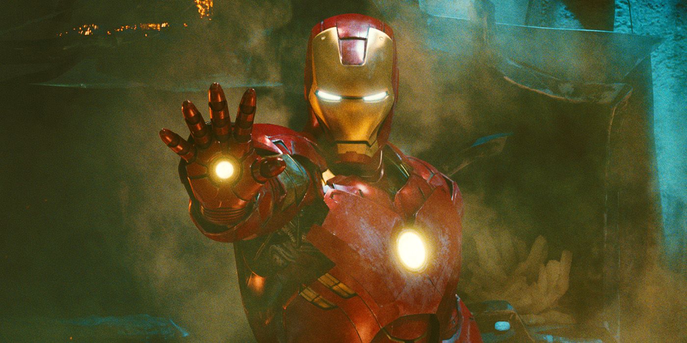 O Homem de Ferro de Tony Stark apontando o braço em Homem de Ferro 2