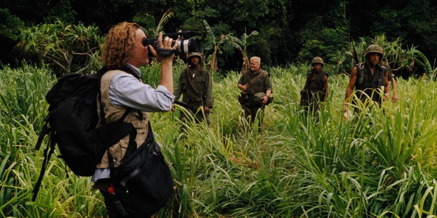 Damien segurando uma filmadora em Trovão Tropical.