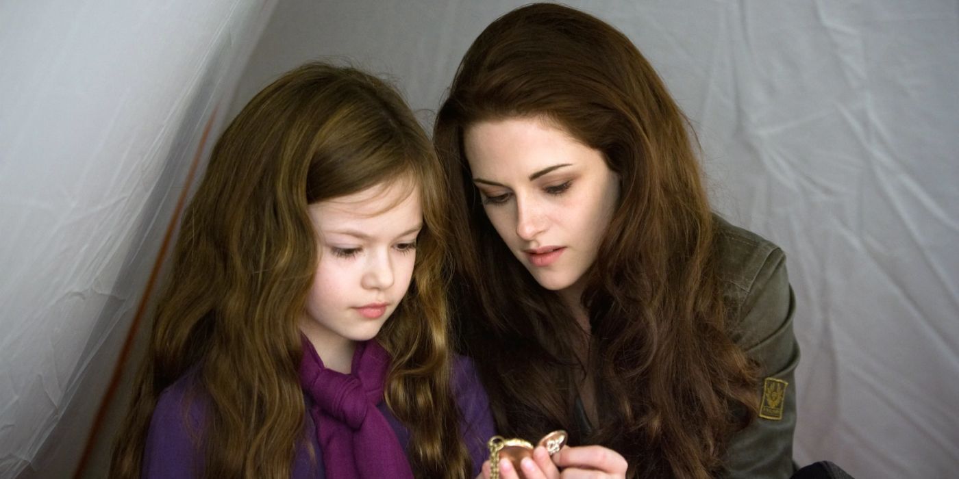 Bella and Renesmee looking at a locket in Breaking Dawn Part 2