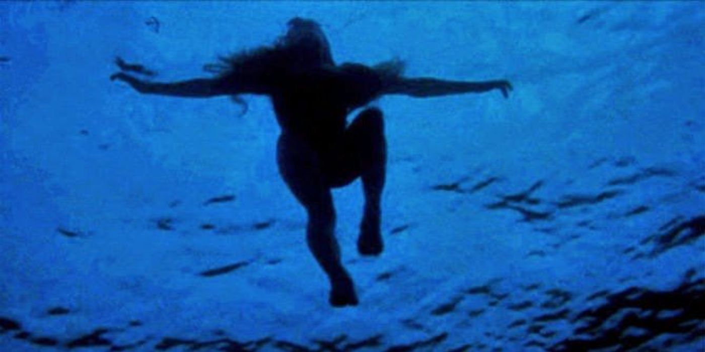Foto subaquática de uma mulher nadando em Jaws