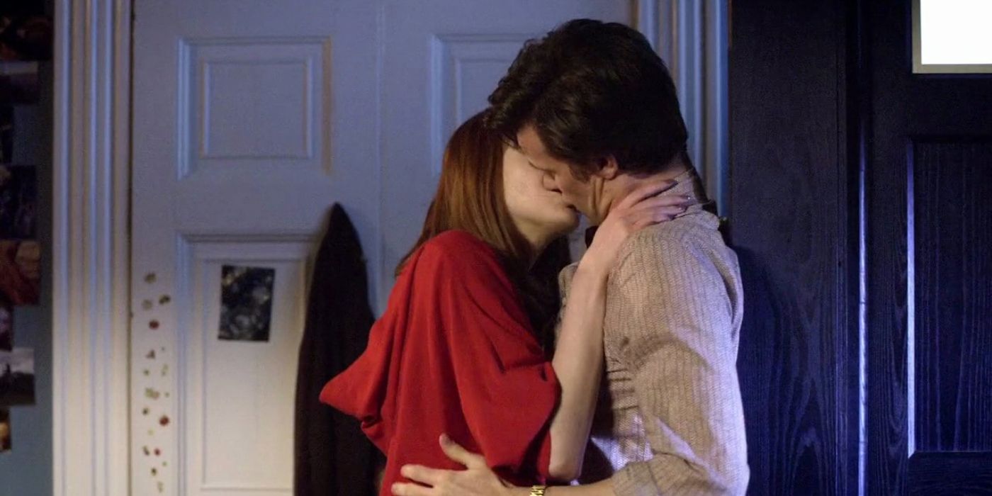 Amy Pond beija o Décimo Primeiro Doctor no episódio Doctor Flesh and Stone