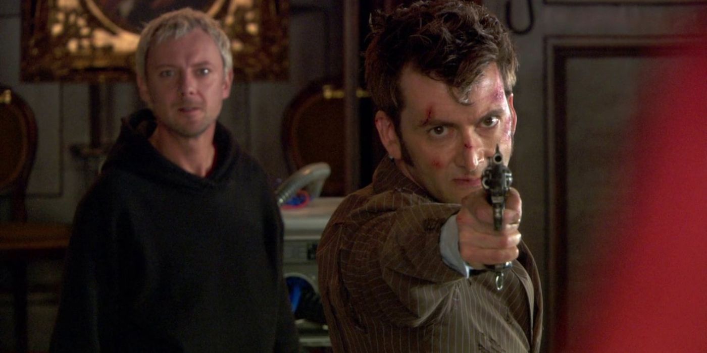 Um Ten maltratado e machucado aponta uma arma para Rasillon com o Mestre Saxão atrás dele em Doctor Who