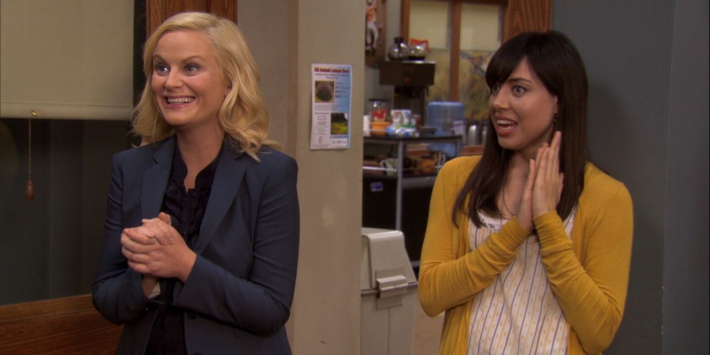 Leslie and April in the Parks and Rec episode 94 Meetings