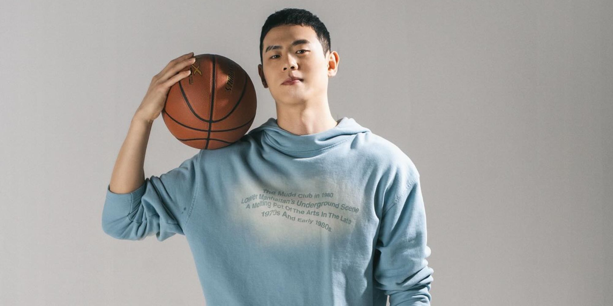 Single's Inferno season 3's Lee Gwan-hee poses with basketball
