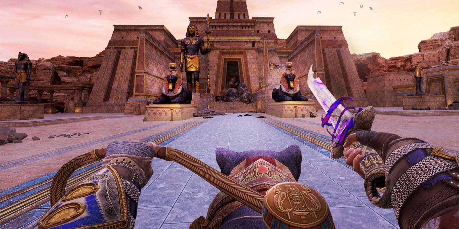 VR Asgard's Wrath 2 με παίκτη να καβαλάει ένα βουνό και να κρατά ένα στιλέτο ενώ φορτίζει προς τα αιγυπτιακά ερείπια