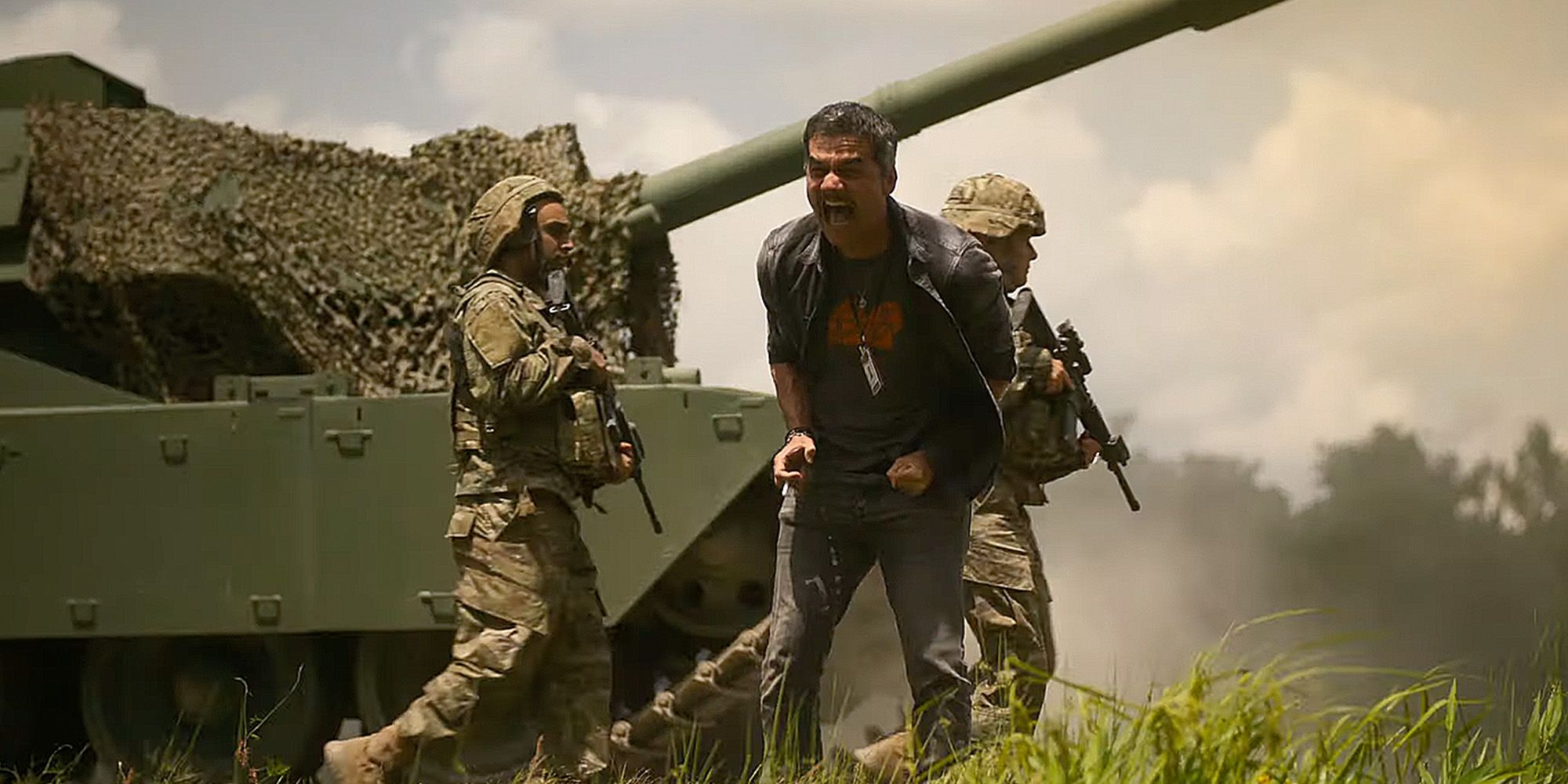Wagner Moura as one of the journalists screaming with a tank behind him in Civil War