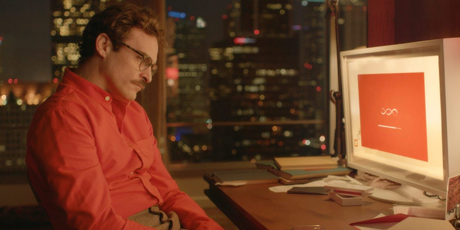 Theodore Twombly (Joaquin Phoenix) olhando a tela de carregamento de "Samantha" em seu computador em Her (2013).