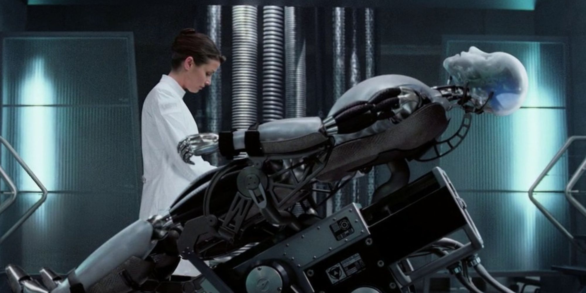 Sonny, o robô sendo examinado por Bridget Moynahan como Dr. Calvin em I, Robot