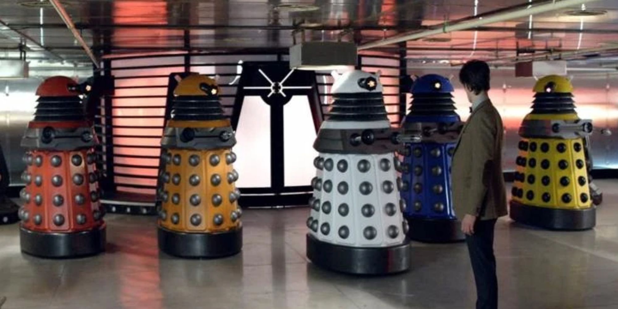 O décimo primeiro médico de Matt Smith diante de cinco Daleks de cores vivas em Doctor Who