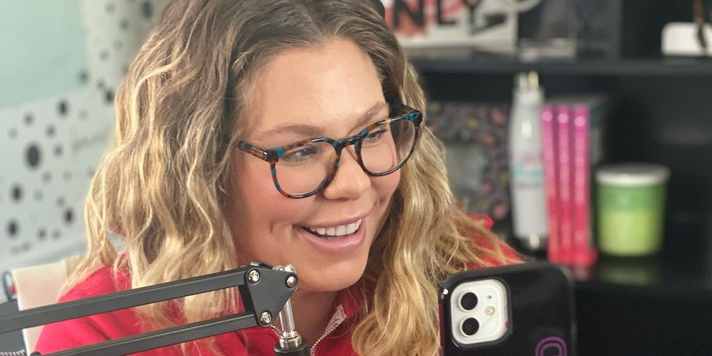 Kailyn Lowry, da Teen Mom, sorrindo enquanto fala ao microfone e conduz um podcast. 