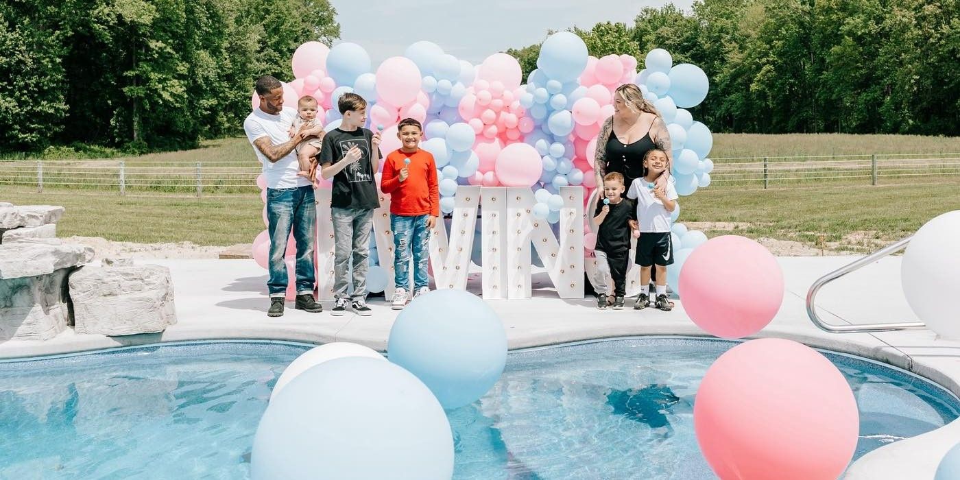 Kailyn Lowry está em frente à placa “Gêmeos”, perto de uma piscina com seus cinco filhos e o namorado Elijah. 