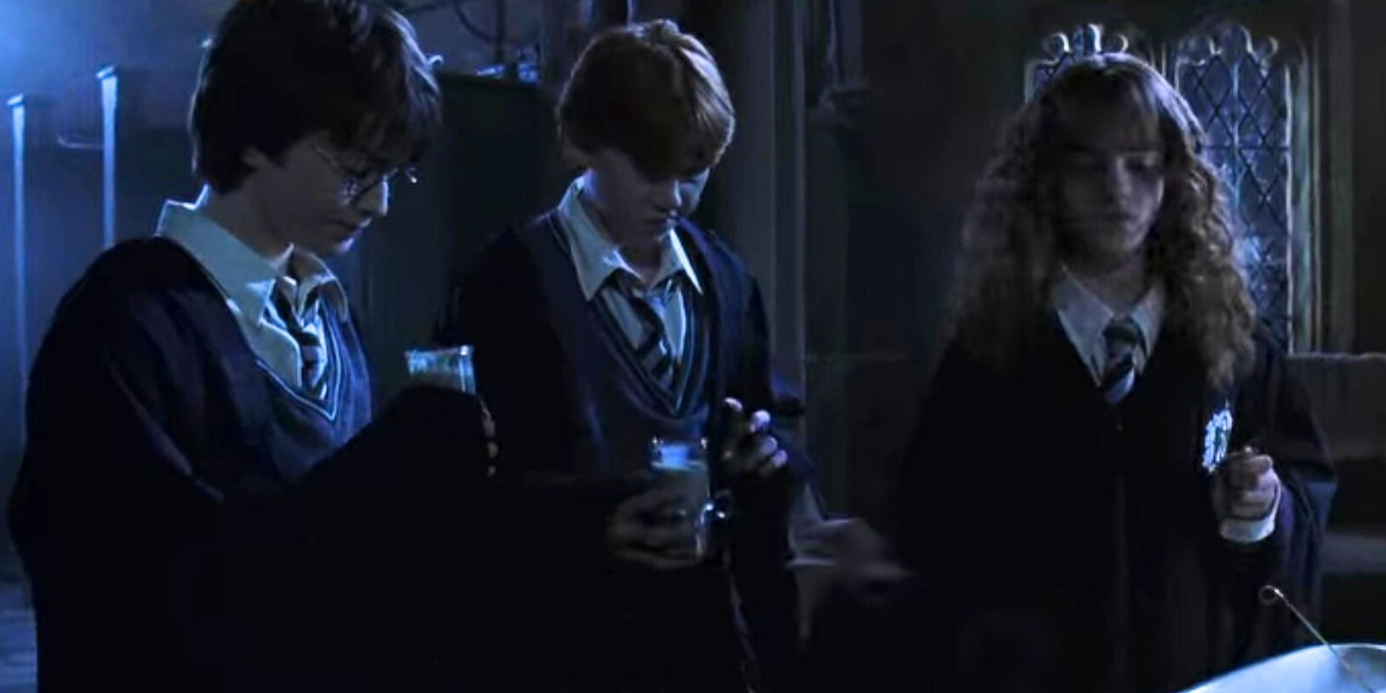 В фильме «Тайная комната» допущена досадная ошибка, которая преследовала сериал о Гарри Поттере на протяжении 8 лет