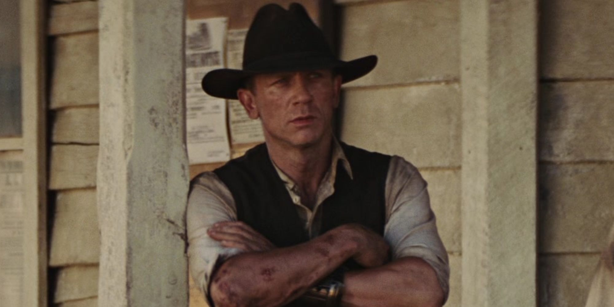 Daniel Craig with his arms folded as Jake Lonergan in Cowboys & Aliens