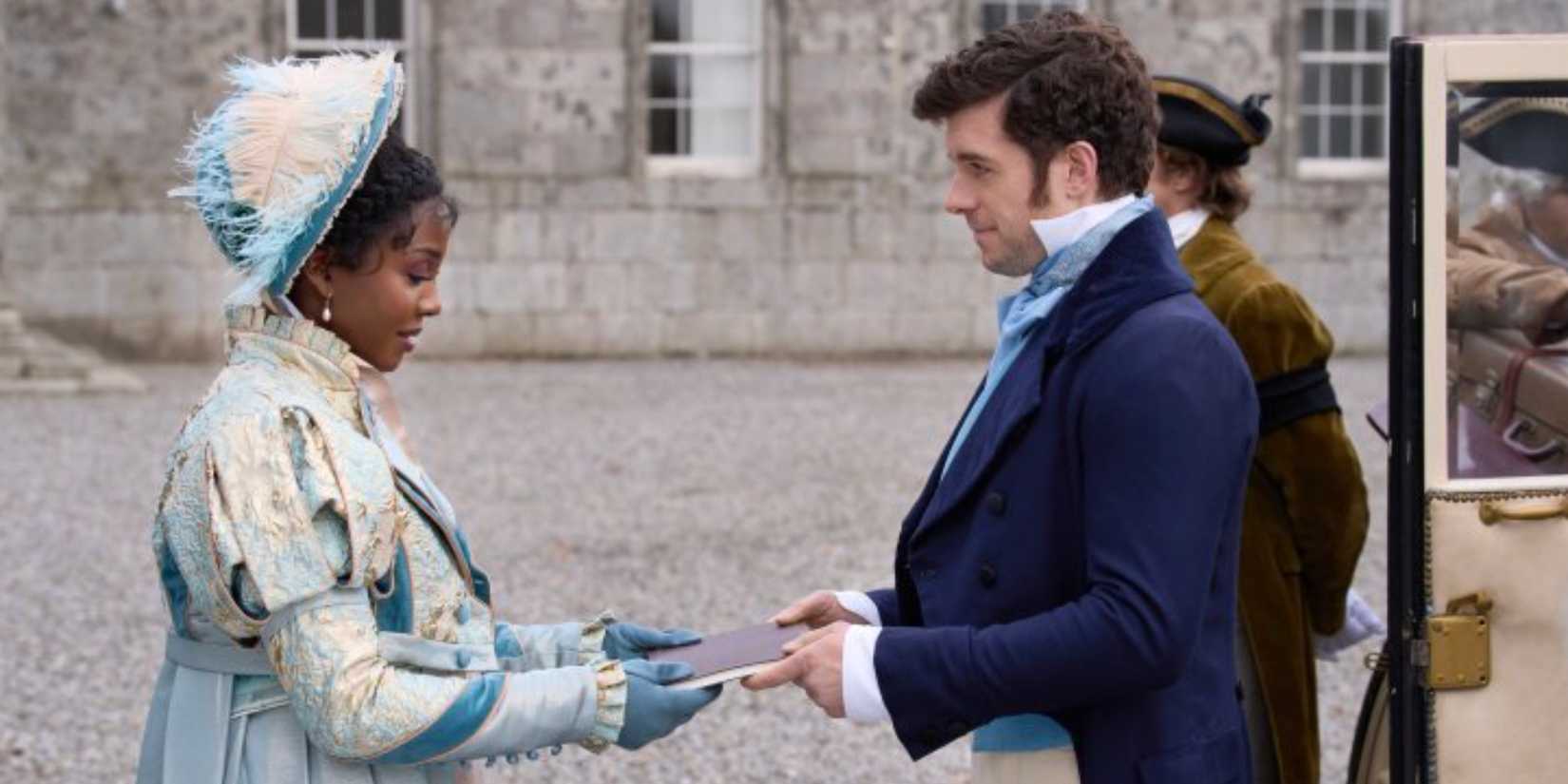 Um homem e uma mulher trocando um livro do lado de fora de uma mansão na Hallmark 2024 Adapation of Sense and Sensibility