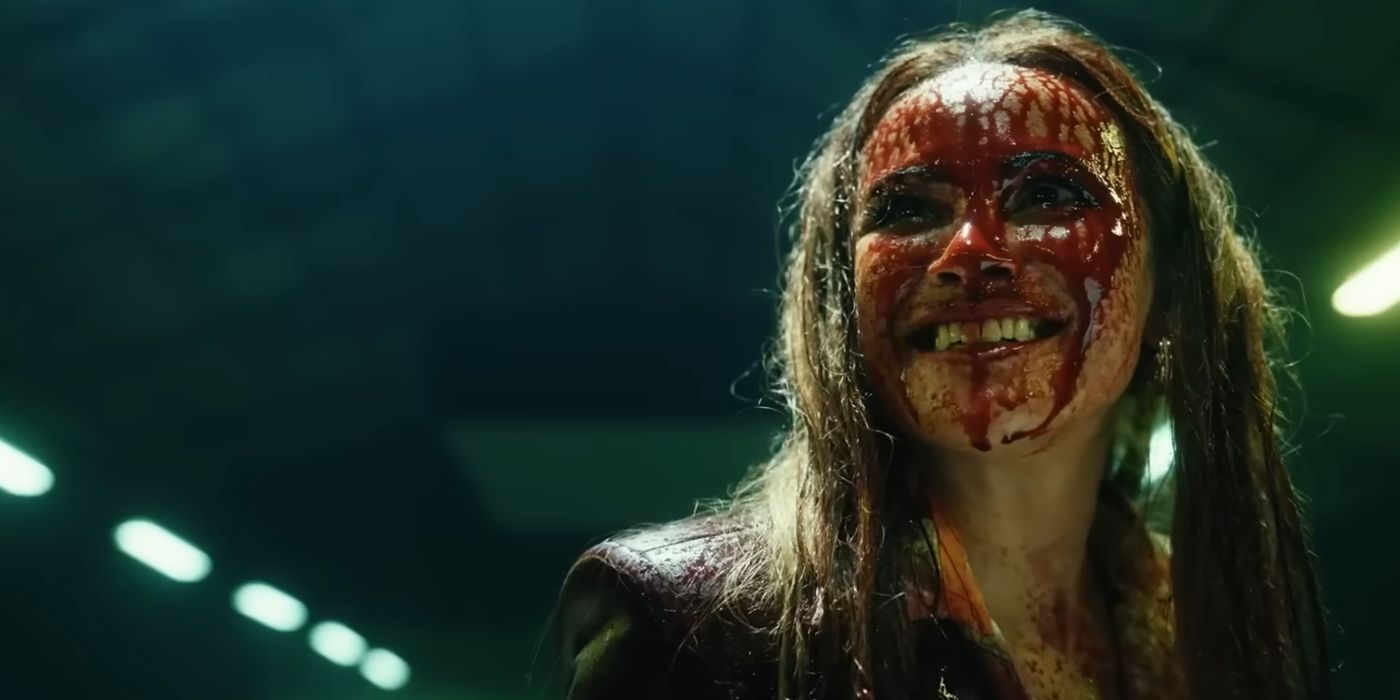 Uma mulher com sangue no rosto sorrindo no trailer de The Gentlemen