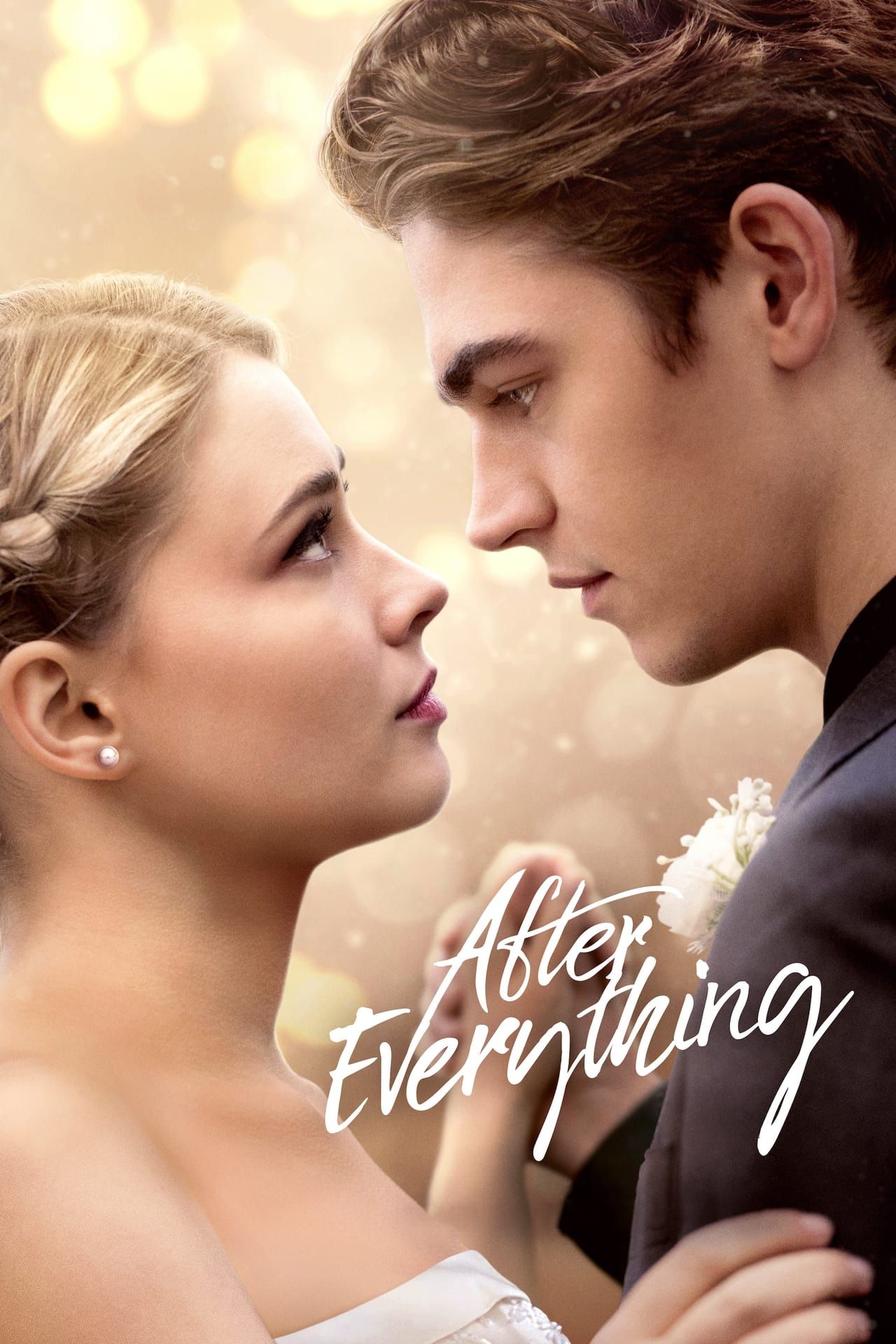 Después de la película, un póster muestra al personaje Fiennes Tiffin como Hardin Scott y Josephine Langford como Tessa Young tomados de la mano y mirándose a los ojos.