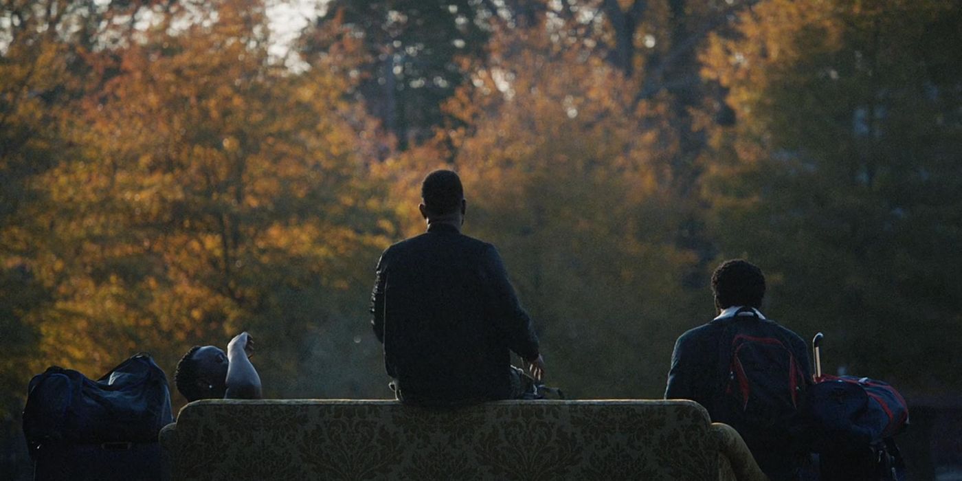 Al (Brian Tyree Henry) Darius (LaKeith Stanfield) e Earn (Donald Glover) todos sentados em um parque em Atlanta, temporada 2, episódio 11, Crabs in a Barrel.