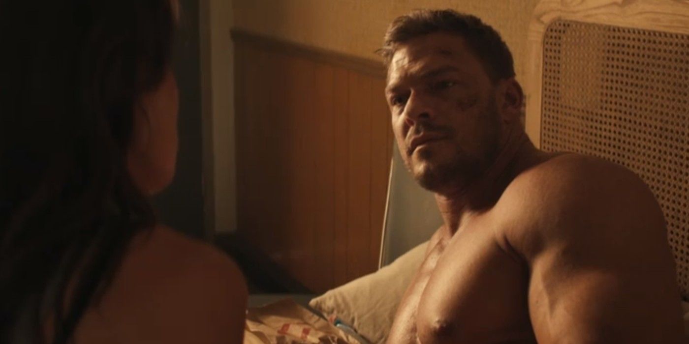 Alan Ritchson as Reacher in bed with Dixon.