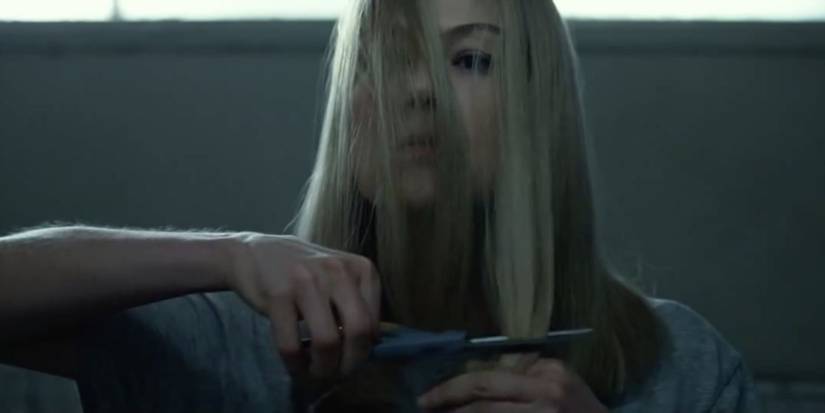 Amy (Rosamund Pike) cutting her hair in Gone Girl.