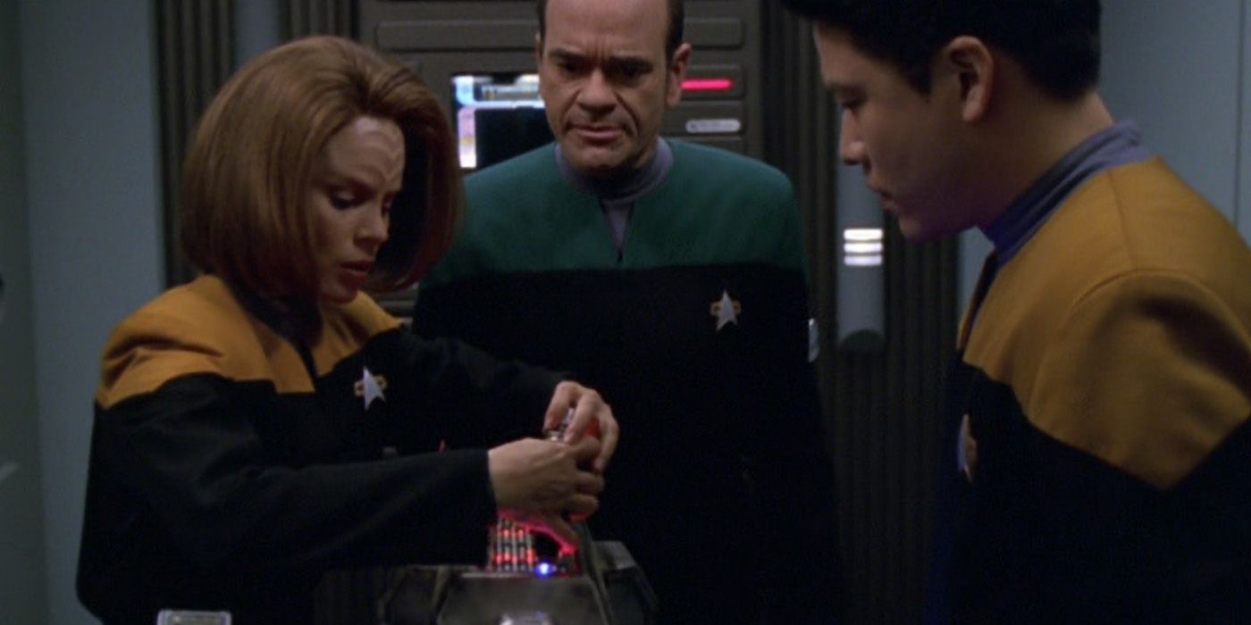 B'Elanna Torres, o Doutor e Harry Kim examinam uma arma alienígena na Voyager Warhead