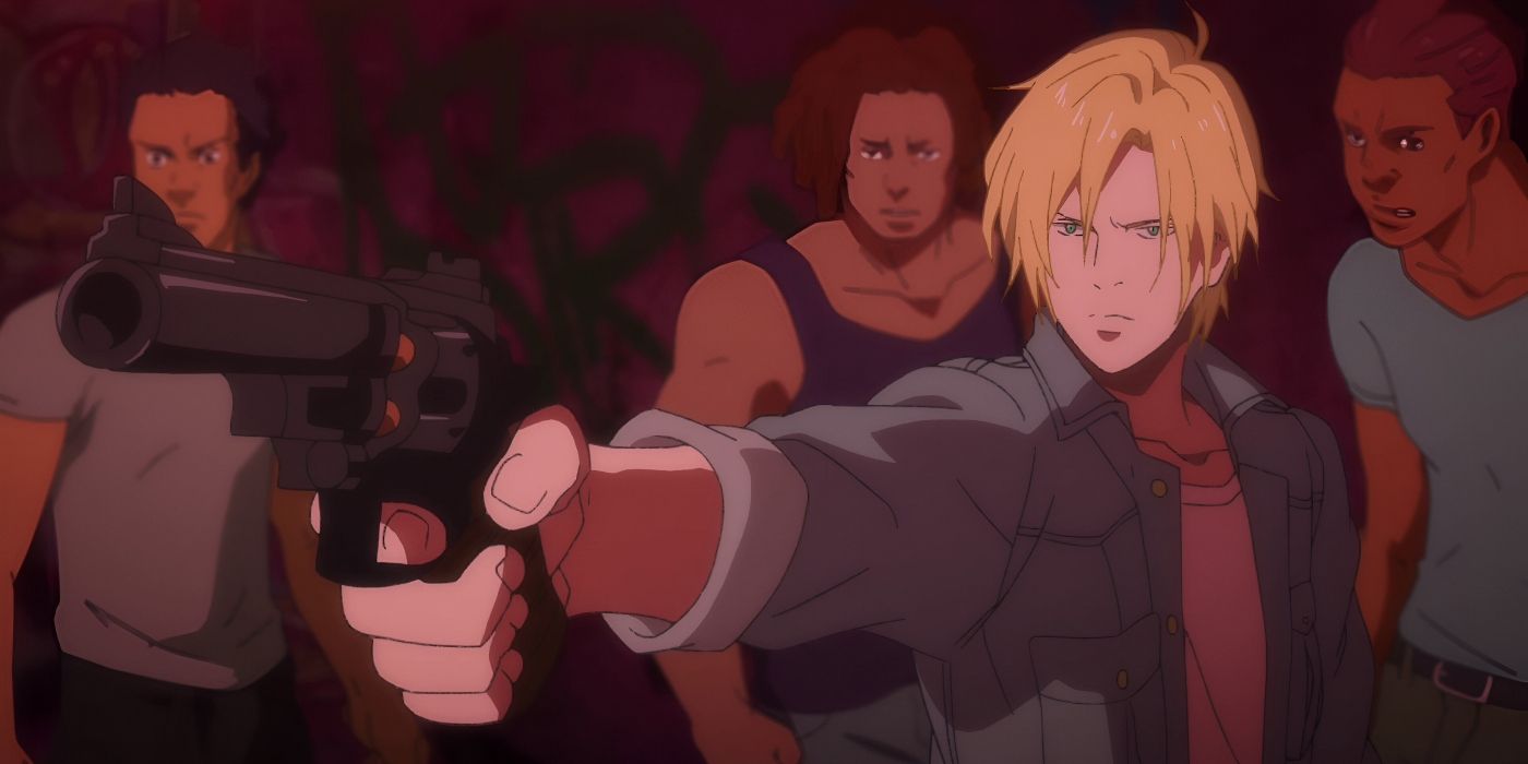 Ash segura uma arma enquanto está cercado por sua gangue em Nova York do Banana Fish.