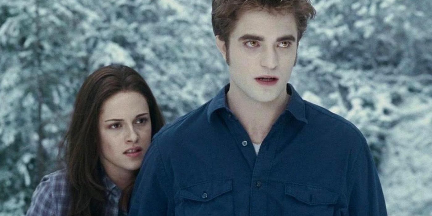 Kristen Stewart como Bella se escondendo atrás de Robert Pattinson como Edward em Twllight