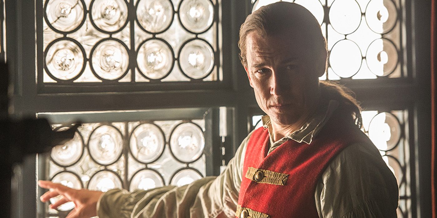 Black Jack Randall perto de uma janela em Outlander