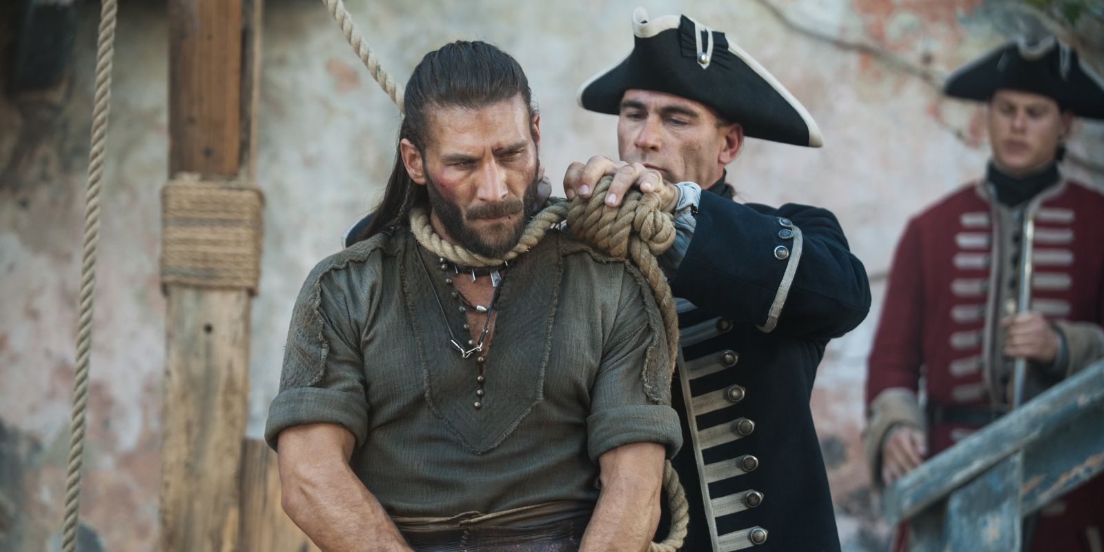 Someone places a noose around Charles Vane's neck at his execution in Black Sails season 3.