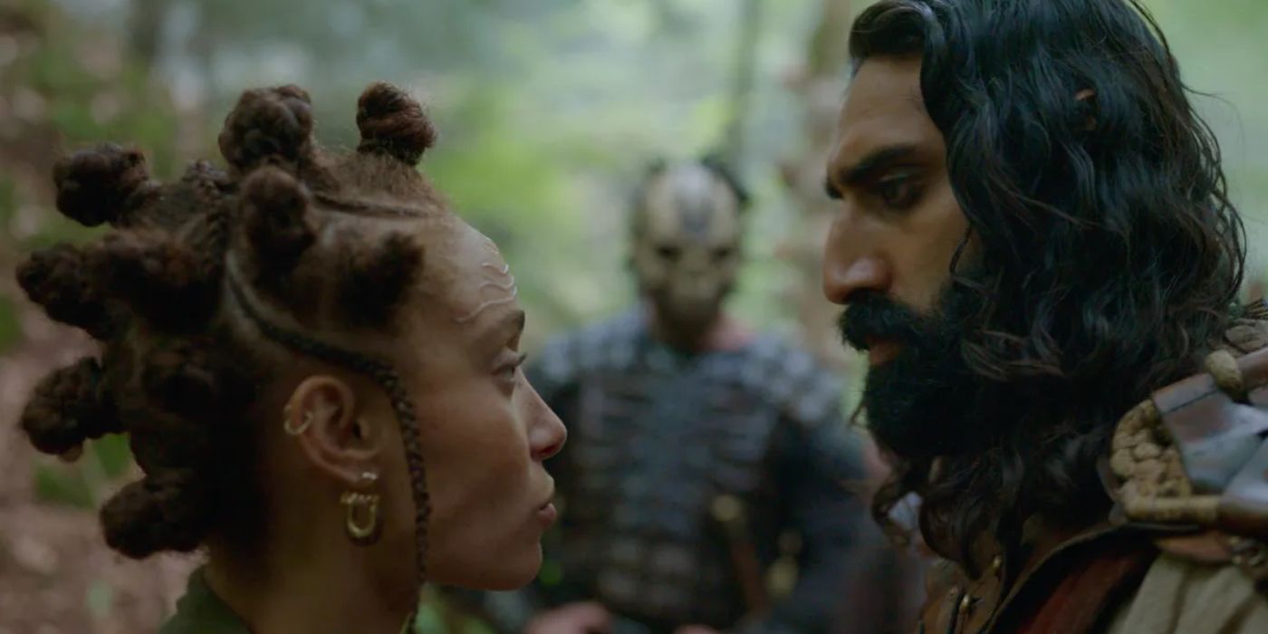 Boorman (Amar Chadha-Patel) conversando com Scorpia (Adwoa Aboah) no episódio 5 de Willow.