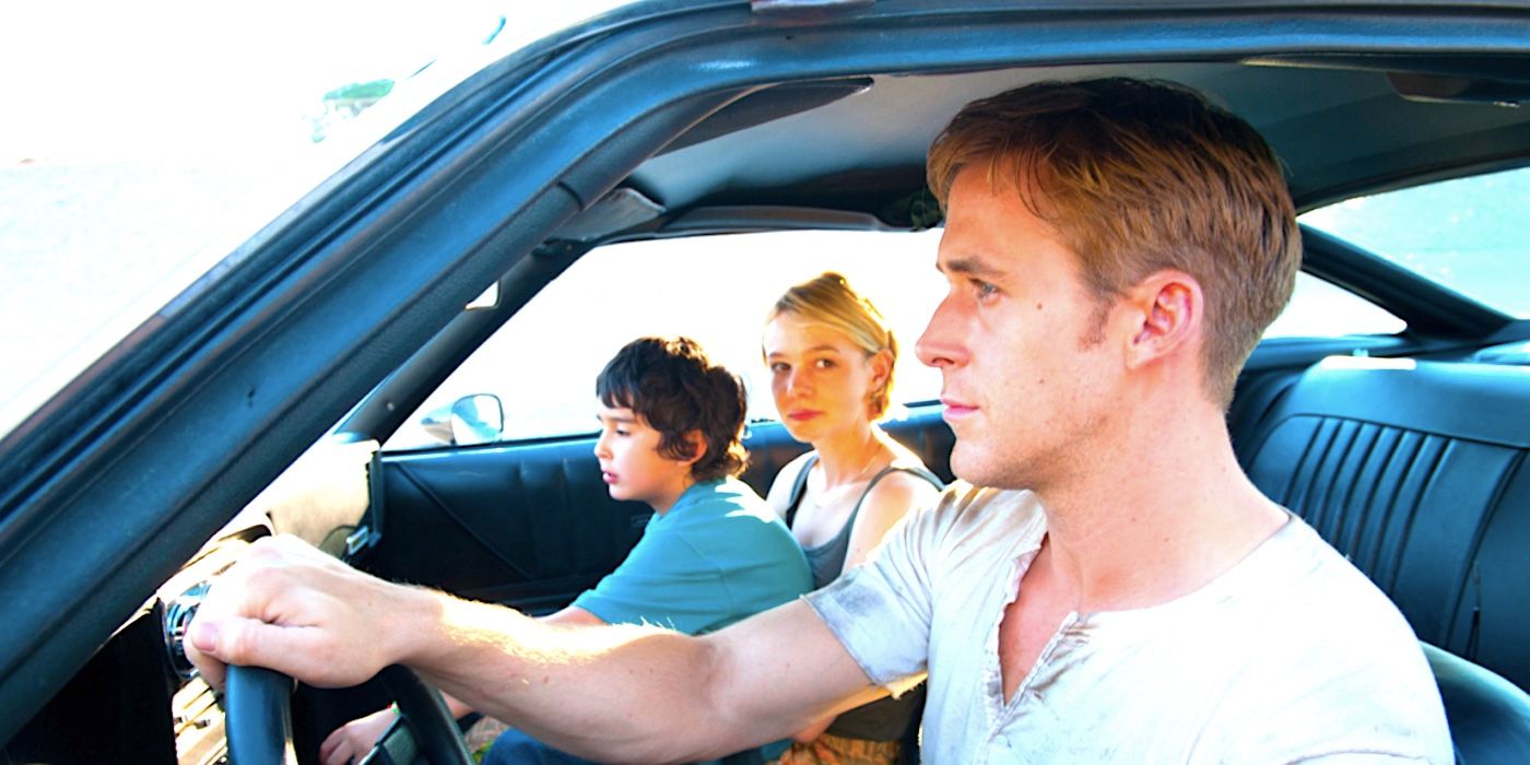 Irene, de Carey Mulligan, olha para o motorista de Ryan Gosling enquanto ele dirige no Drive