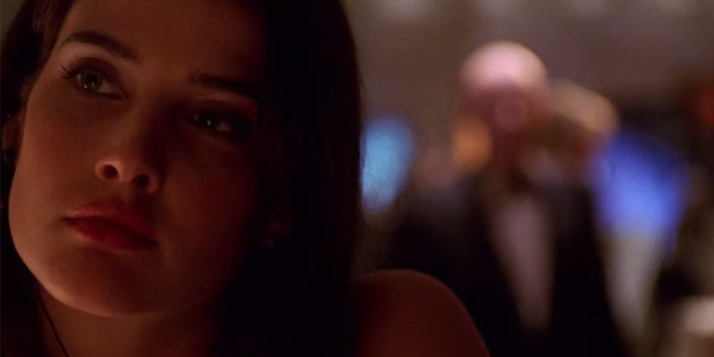 Cobie Smulders como Shannon Bell em Smallville com Lex Luthor ao fundo.