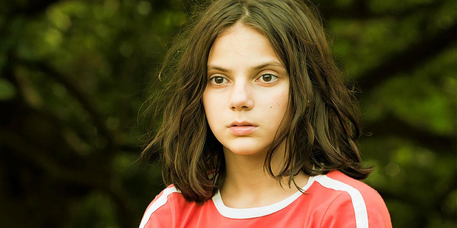 Dafne Keen's Ana has a blank look on her face in the movie Ana.