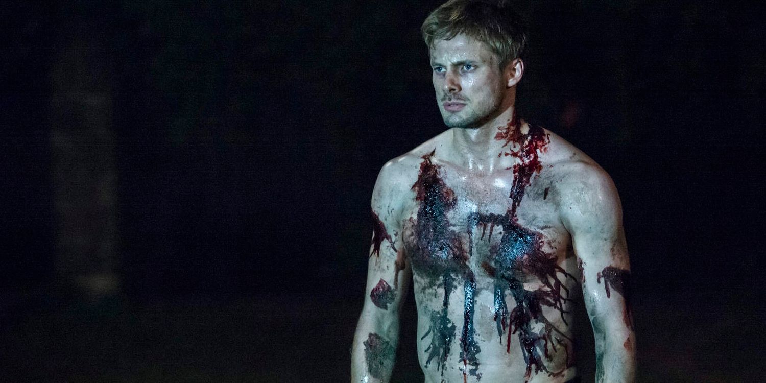 Bradley James como Damien em Damien, a série de TV baseada em The Omen