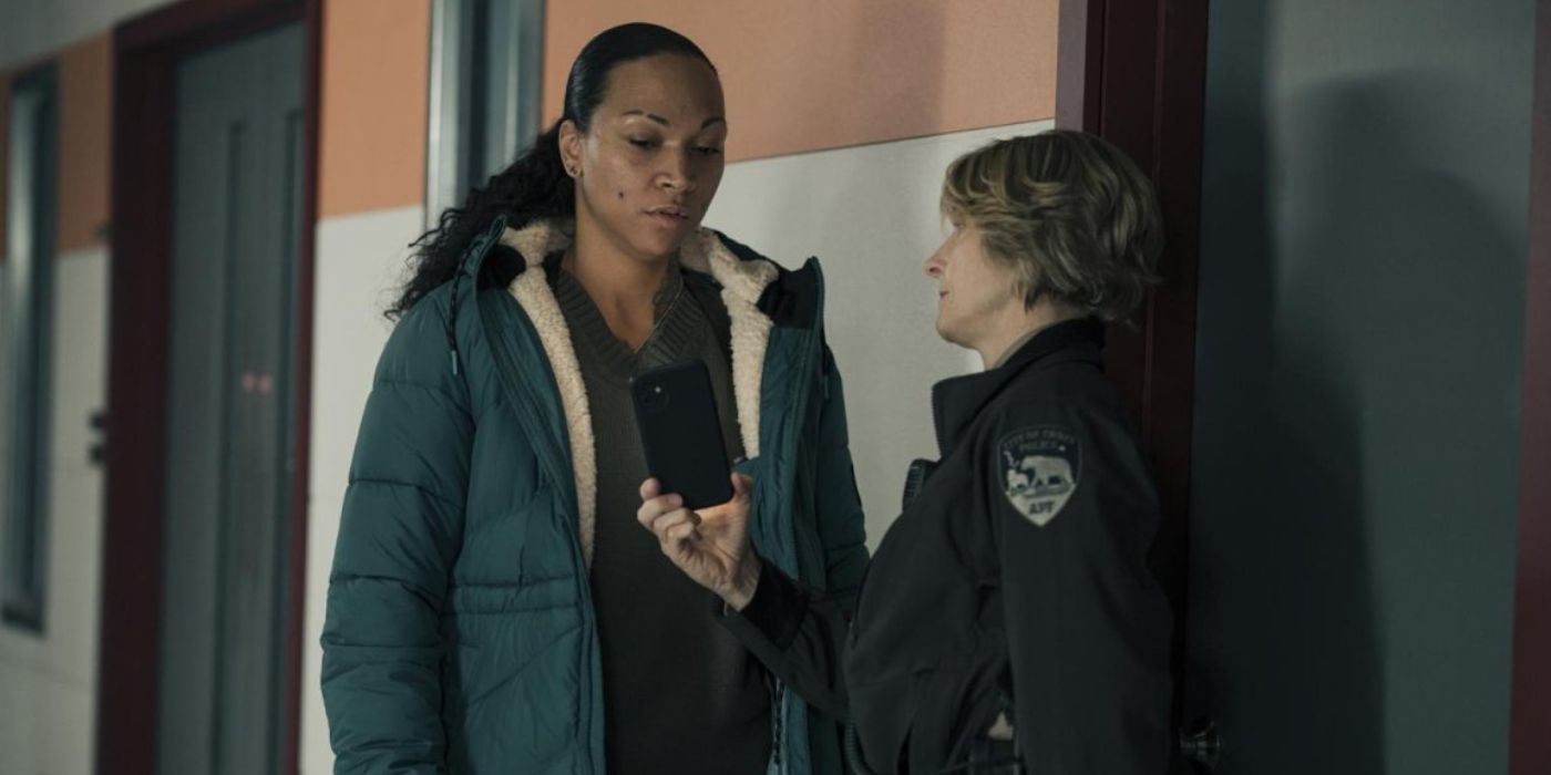 Danvers (Jodie Foster) shows Navarro (Kali Reis) something on her phone in True Detective season 4