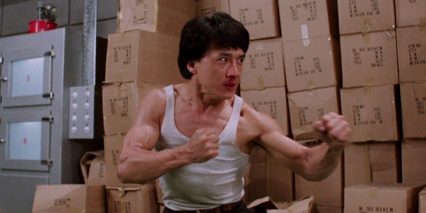 Jackie Chan in Kampfhaltung in Dragons Forever